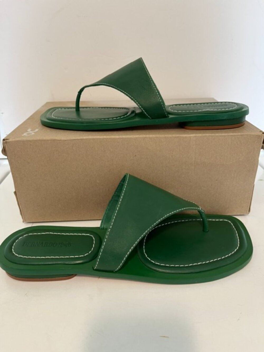 Bernardo 1946 Agora thong leather sandal. - Picture 3 of 4